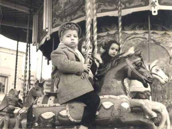 Niño en tiovivo