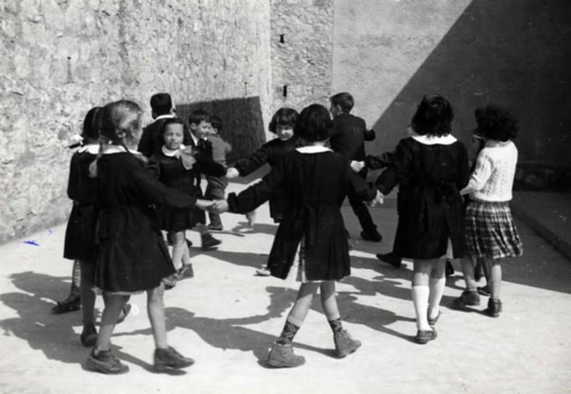 Niños jugando al corro de la patata