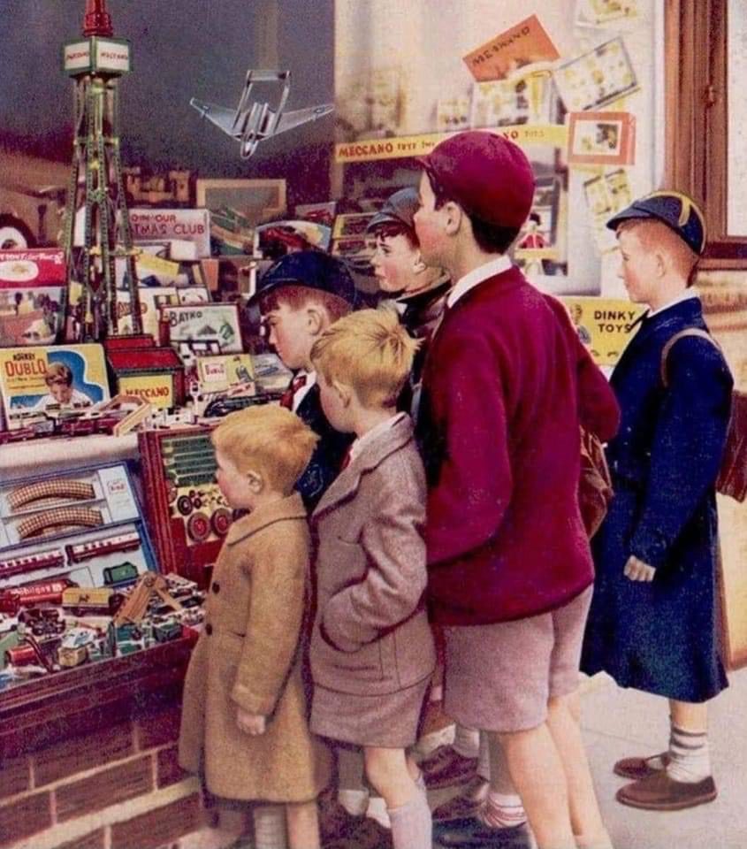 Niños mirando escaparate en el Museo del Juguete de Barbadillo del Mercado
